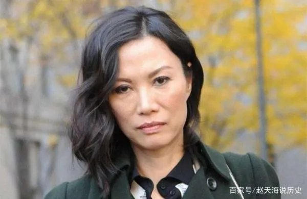 那个离婚分得百亿家产的邓文迪，如今过得怎么样了？