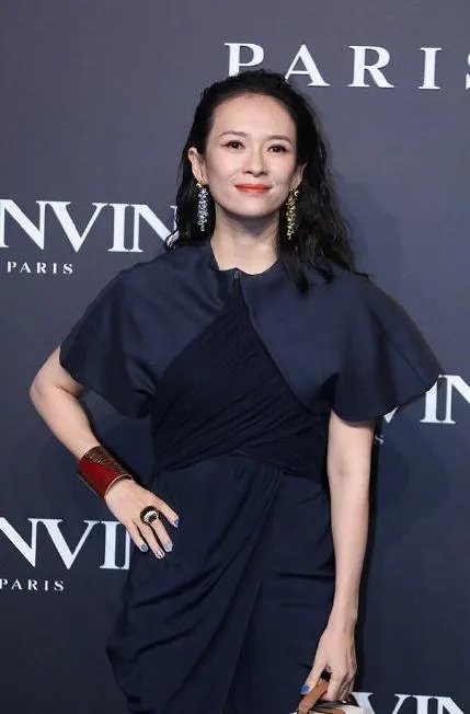 章子怡二胎产子后复出，骨相大不如前，生图胶原蛋白流失严重，这是怎么了？