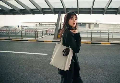 疑姚安娜5亿城堡内景曝光，百万豪车随意停放，她平时的生活是什么样的？