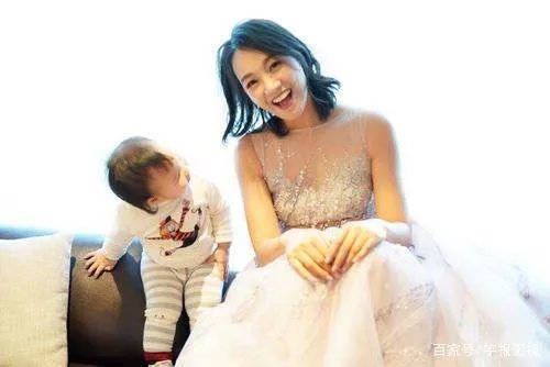 朱丹产后现身机场腰身粗壮，脸大到口罩遮不住身上大衣皱皱巴巴，你怎么看？