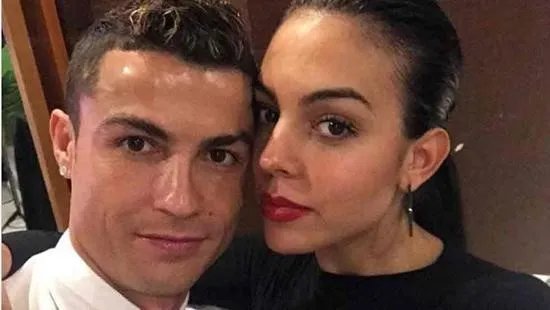 球场下，C罗，梅西，内马尔和穆勒谁的女友更好看？