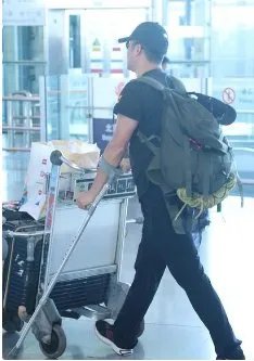 吴京带妻儿度假腿好了吗？