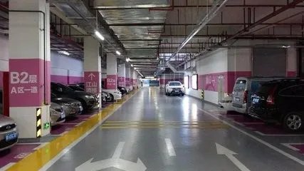 女司机倒车连撞，倒车该注意哪些事项