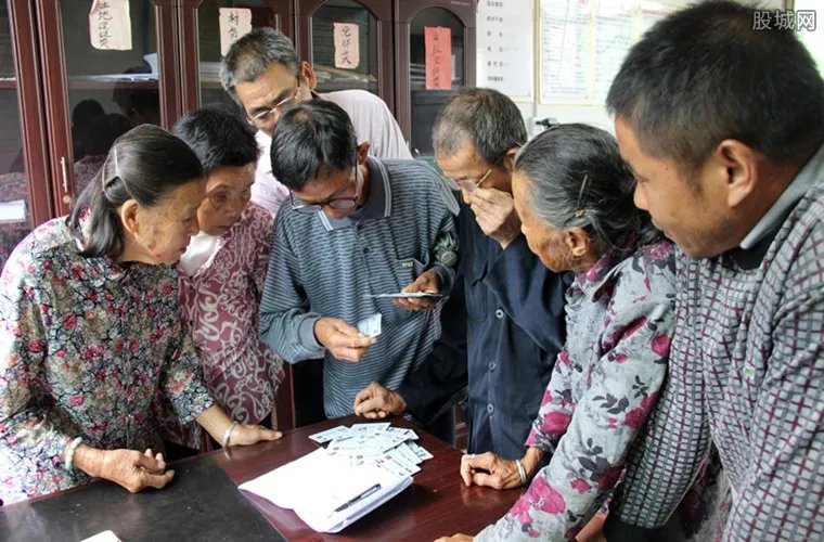 央视曝老妈乐骗局 边养老边领钱还能免费旅游？