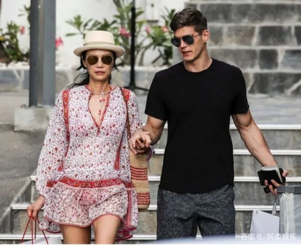 那个离婚分得百亿家产的邓文迪，如今过得怎么样了？