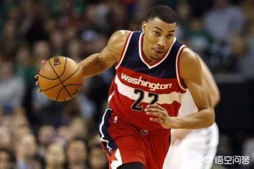 奇才因战绩糟糕，全队都会可能会被交易，你认为哪位球员适合火箭队呢？