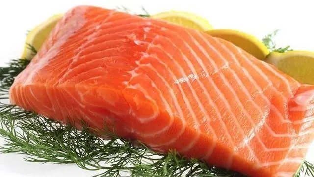 各地纷纷下架三文鱼，现在三文鱼还能吃吗？