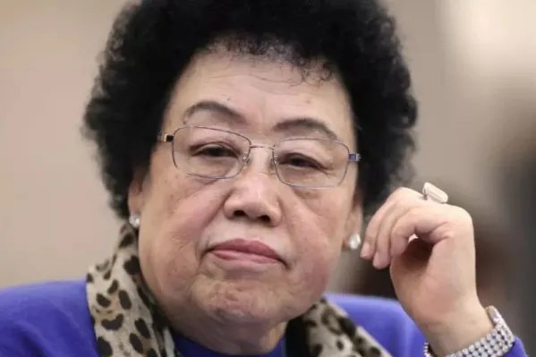 就算如今身家缩水，依旧有410亿资产，“中国第一富婆”陈丽华究竟多有钱？