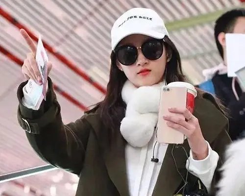 关晓彤为了凹造型，在机场夏天穿外套，明星们为了时尚不会感到热吗？