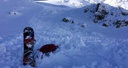 男子滑雪引发雪崩,雪崩时如何逃生?