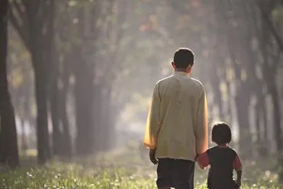 女婴坠楼受伤父亲拒绝治疗，其父亲的行为是不是太不负责了？