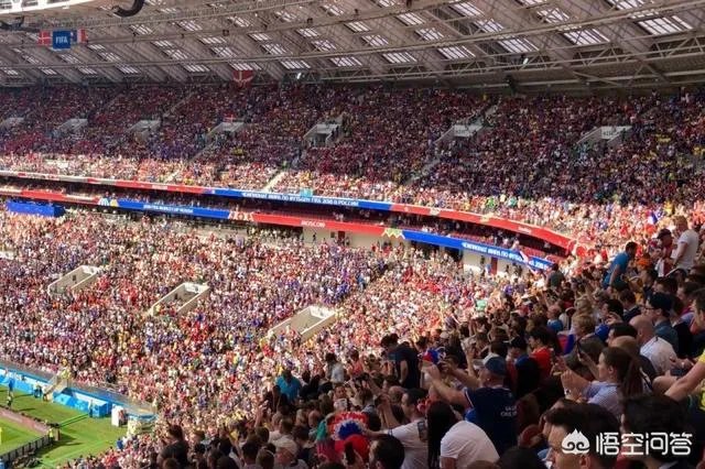 徐冬冬现场观看世界杯，丹麦球迷脱掉上衣索要拥抱，你是怎么看这件事的？