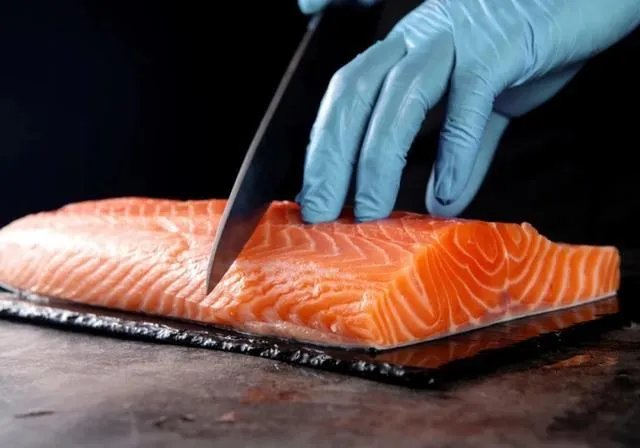 各地纷纷下架三文鱼，现在三文鱼还能吃吗？