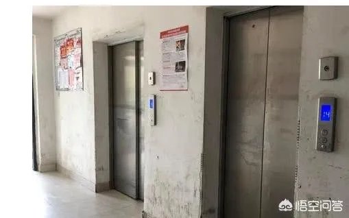 邻居发告示“逝者禁止乘电梯”，家人无奈抬棺走17层楼梯，你怎么看？