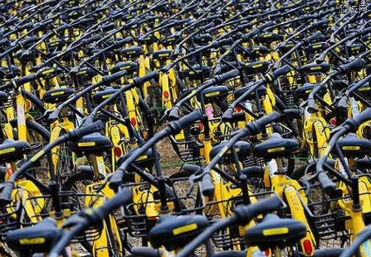 南京共享单车死城 堆积地内单车颜色不一现场凌乱不堪