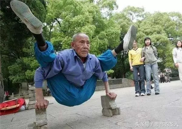 一龙惨遭连续爆头KO，台下王洪祥慌得都站起来了，裁判为何不喊停？