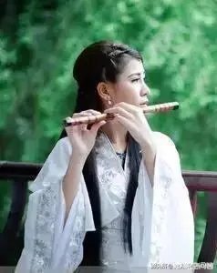 “月明月缺谁贪念孤单，笙歌独欢看灯火阑珊，终是岁月荏苒”，怎么理解这句话的意思？