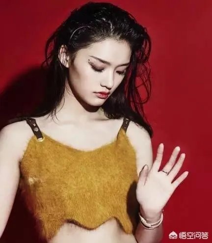 相比来说五官不是最精致的林允，为什么看起来反而更舒服？