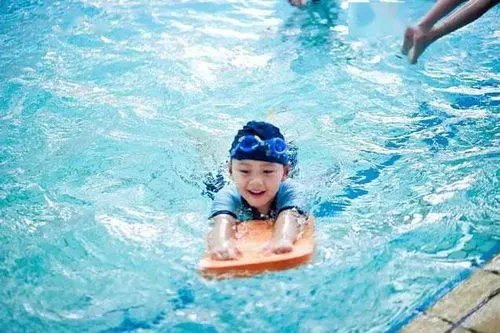 2岁女童10分钟横渡沾天湖，她是怎么做到的？