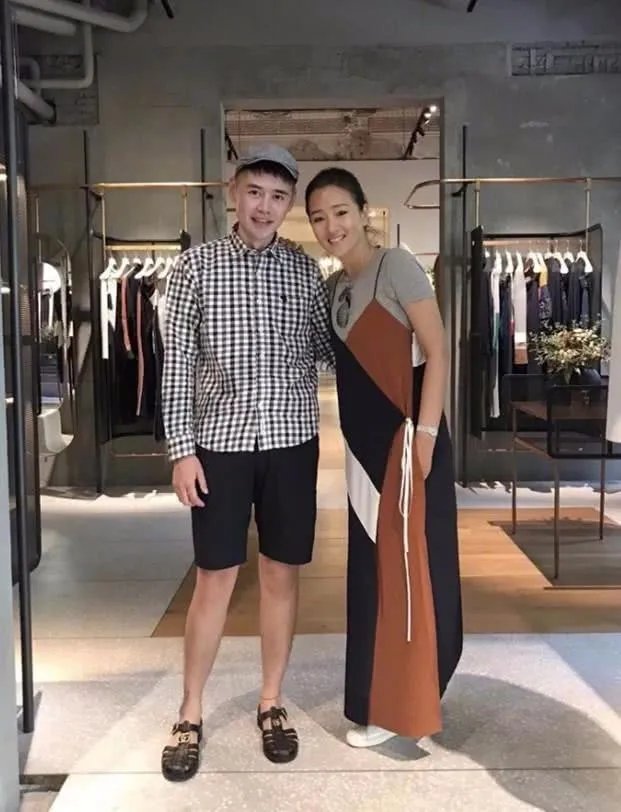 素颜现身街头的巩俐，是什么样的状态？