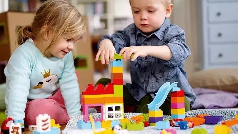 乐高积木们，你们躺在收纳箱里还好吗？