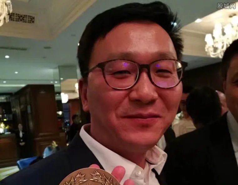 华为高管涉嫌受贿 滕鸿飞年薪几百万依然受贿