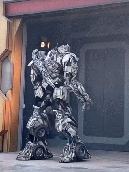 环球影城威震天摔了一跤 客服回应：后续演出正常