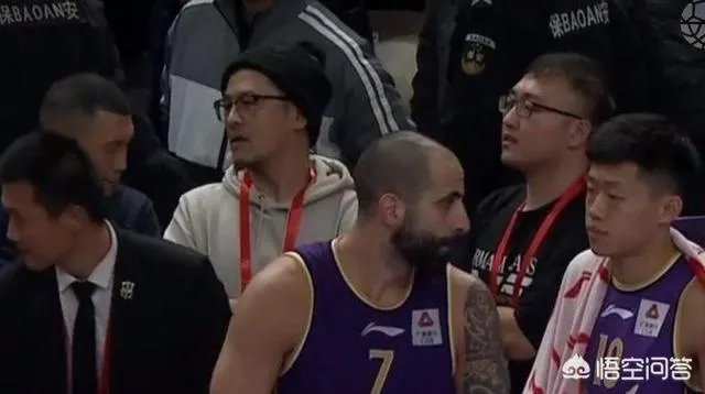 北控遭绝杀后，场边的杨毅难掩失落！他不是解说员吗？为什么不保持中立的态度呢？