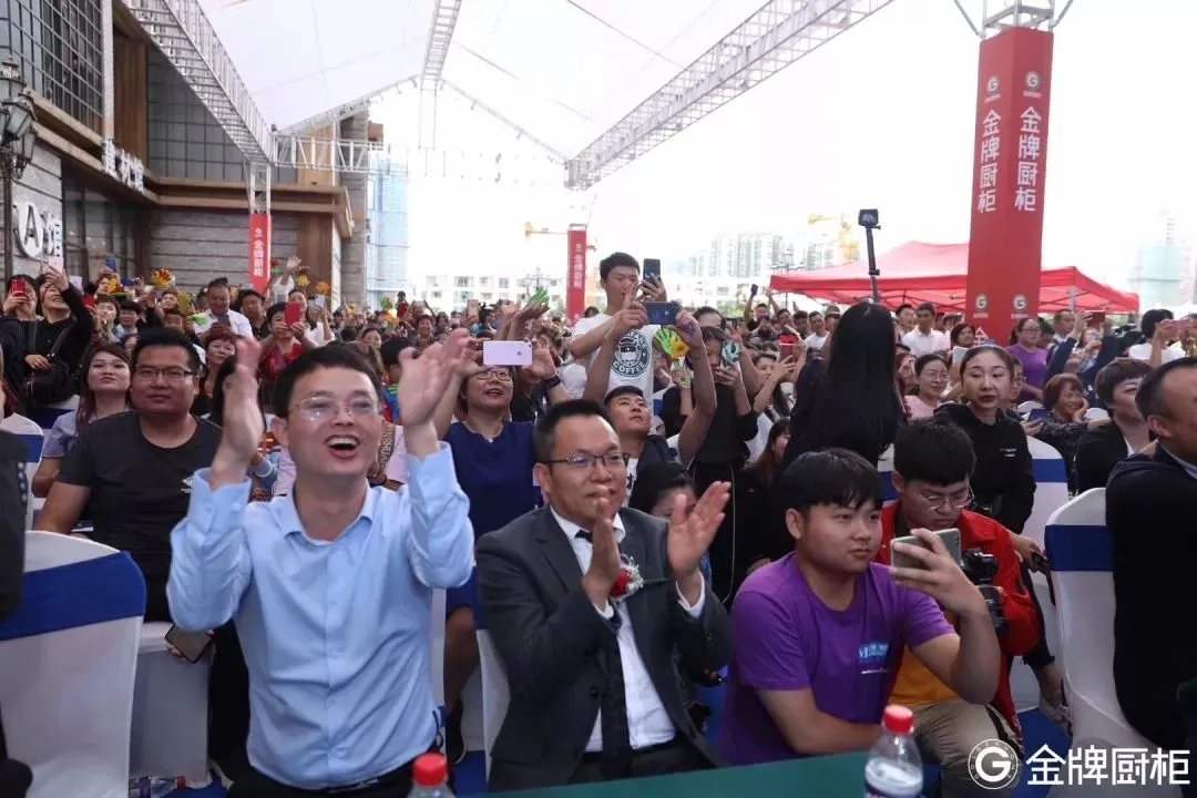 遇袭康复期的任达华状态如何?直击金牌厨柜兴义站了解详情！