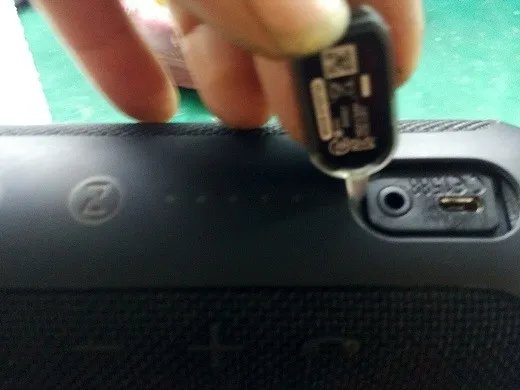 jbl的蓝牙音箱充电器口坏了,充不了电怎么处理?