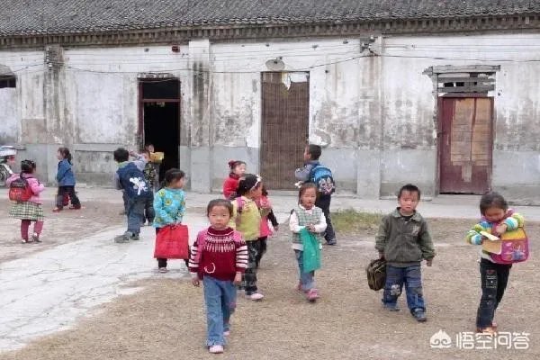 关于农村留守儿童的教育问题，作为父母该怎样和孩子交流？