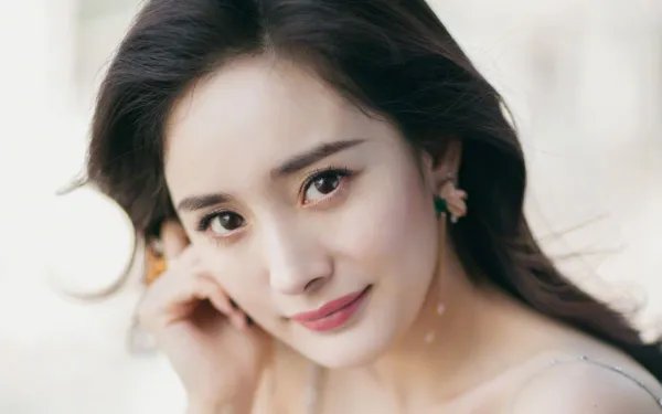 杨幂当众挖鼻孔上热搜，网友却更关注她对助理摆脸色？