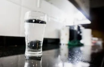 深圳小伙常喝生水致脑中布满寄生虫，生水很脏吗？