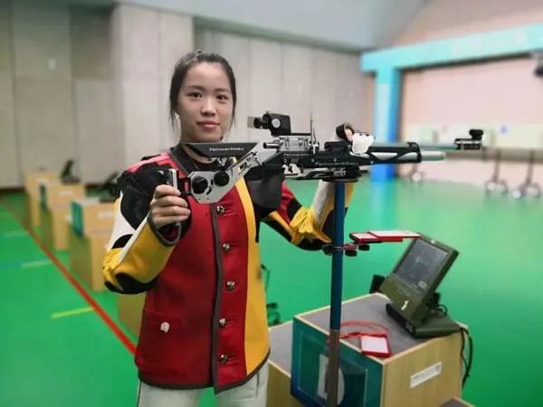 杨倩将奥运会领奖服赠予清华,值得清华学子学习吗？