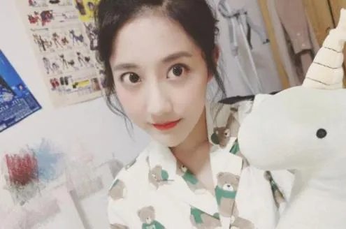 SNH48李艺彤对直播骂人事件道歉，你会原谅她吗？