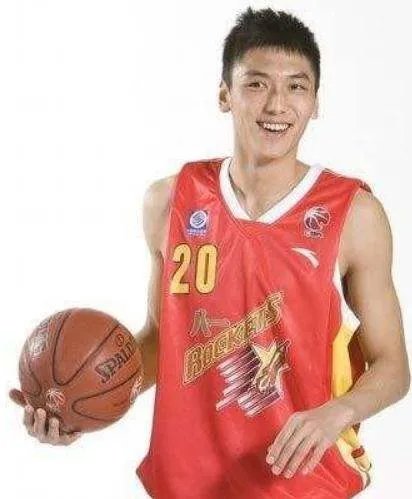 约会兽兽惹争议被男篮开除，八一篮球天才张博退役后现状如何？