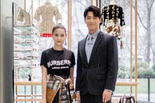 窦骁何超莲戴情侣手链，是在秀恩爱还是在为周扬青庆生？