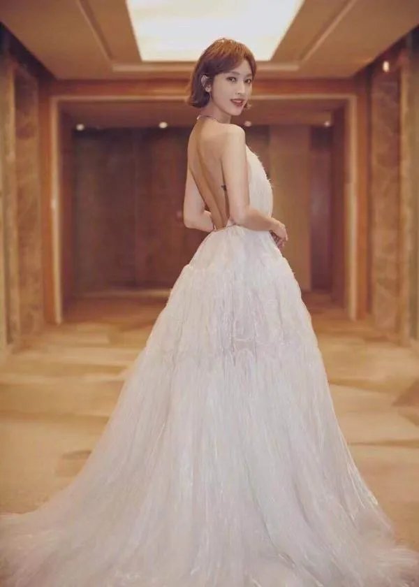 张俪高马尾少女装亮相 整套LOOK又酷又甜