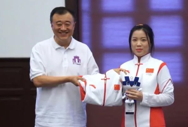 杨倩将奥运会领奖服赠予清华,值得清华学子学习吗？