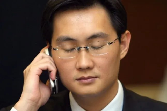 三人伪造老干妈印章，应该怎样维护老干妈利益？