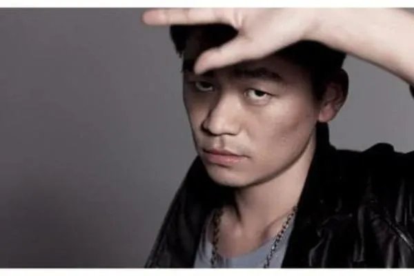 草根明星王宝强的大智若愚表现在哪些地方？