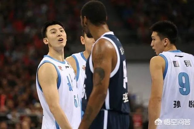 吉喆对麦迪摇手指