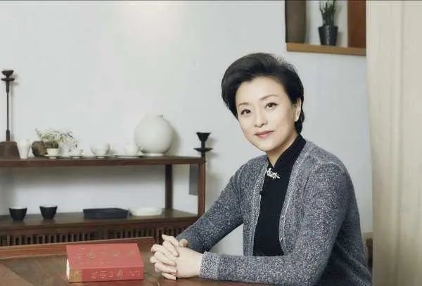 周涛一秒上班杨澜一秒下班一事，体现出了什么？