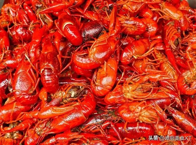 养殖户们连叫亏本,消费者们又大呼吃不起,小龙虾困境如何破解?