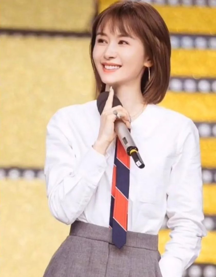 导演回应助理跪地为王子文穿鞋，回应的内容是什么？