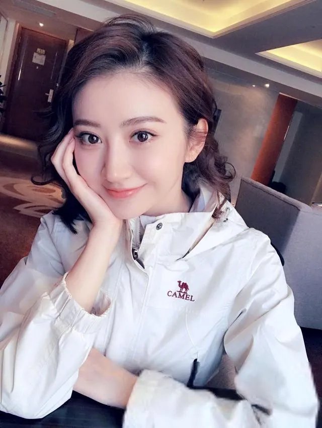 成龙不敢碰她，甄子丹想搂没搂到，王思聪不敢撕，却被任嘉伦吻了，她是谁？