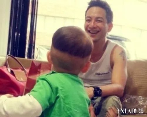 高山峰老婆佘琼薇再生一胎一家四口幸福满满