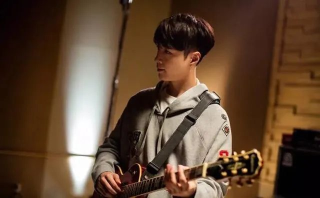 你们觉得贾斯汀比伯和张艺兴谁更火,谁更好?