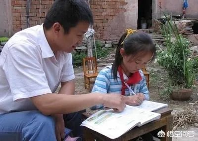 您觉得老师让家长批改作业这个做法对吗？为什么？