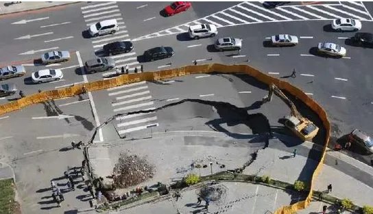 长春一在建地铁口附近发生道路塌陷了吗？
